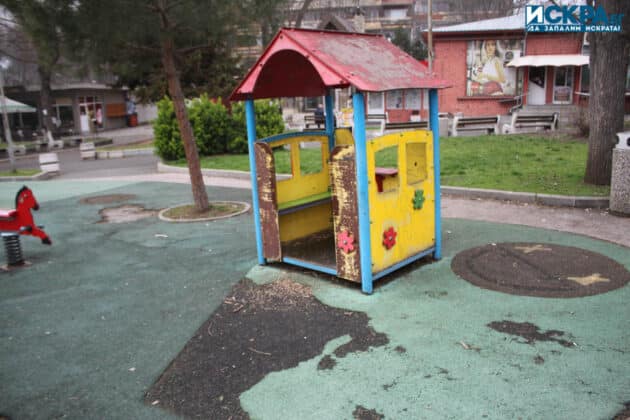 Детска площадка зад ОУ "Братя Миладинови"