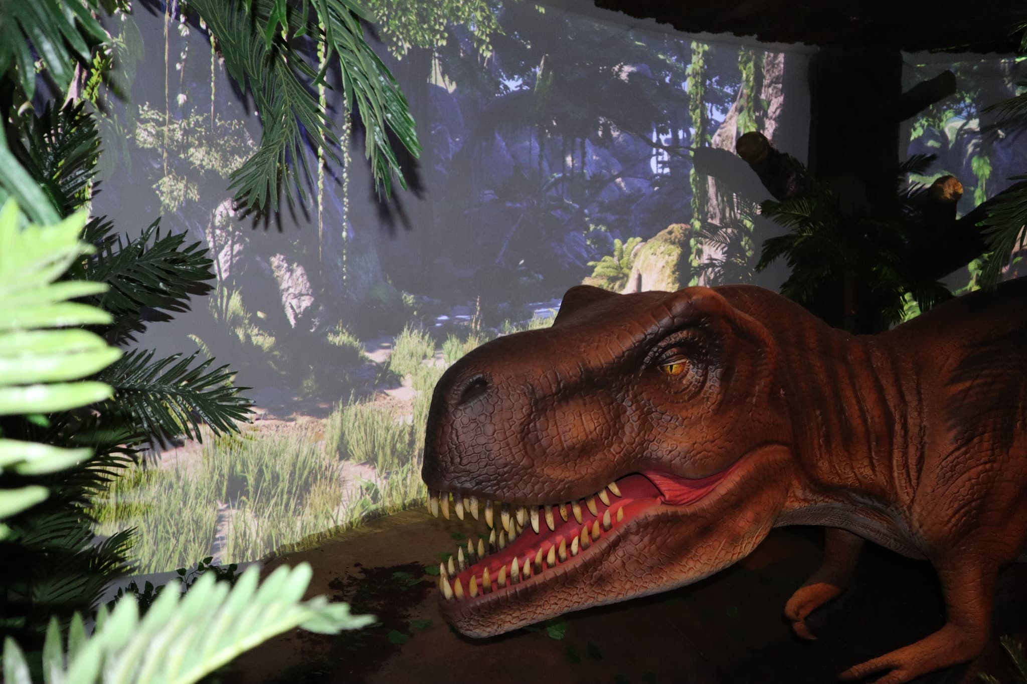 Гигантски динозаври които се движат мигат дишат и ръмжат посрещнаха