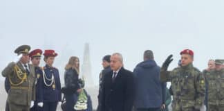 Служебният премиер Гълъб Донев на връх Шипка