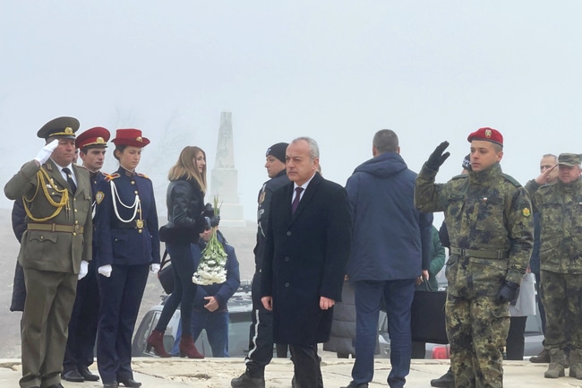 Служебният премиер Гълъб Донев на връх Шипка