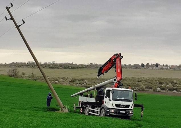 Стоманобетонен стълб се счупи в резултат на бурния вятър тази