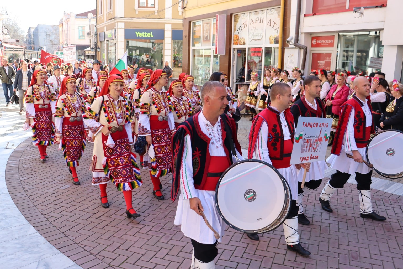С пъстри носии шевици музика и танци Хасково постави началото