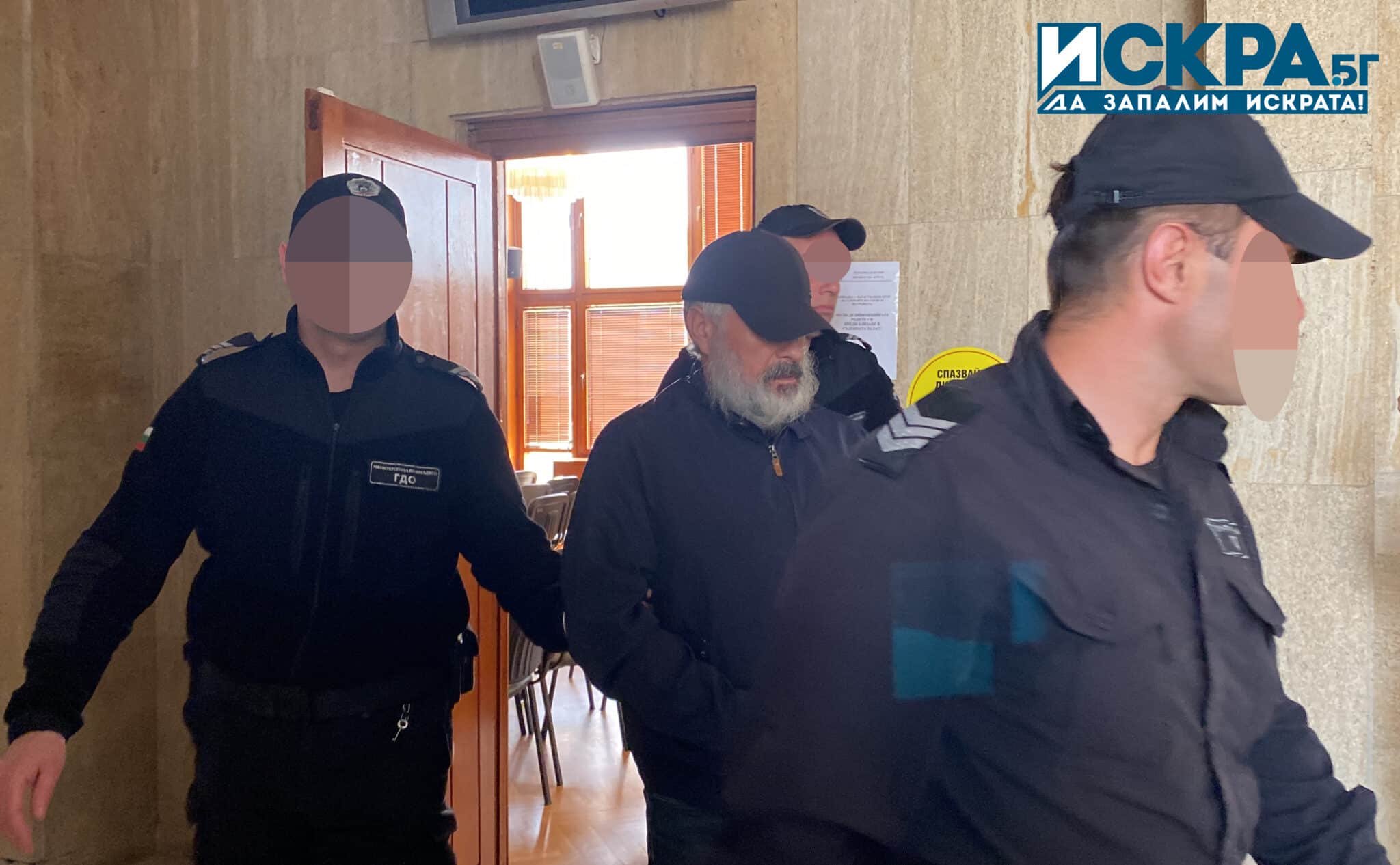 Извеждане на Рагевски от съдебната зала Снимка Искра бг
Делото срещу тръгна