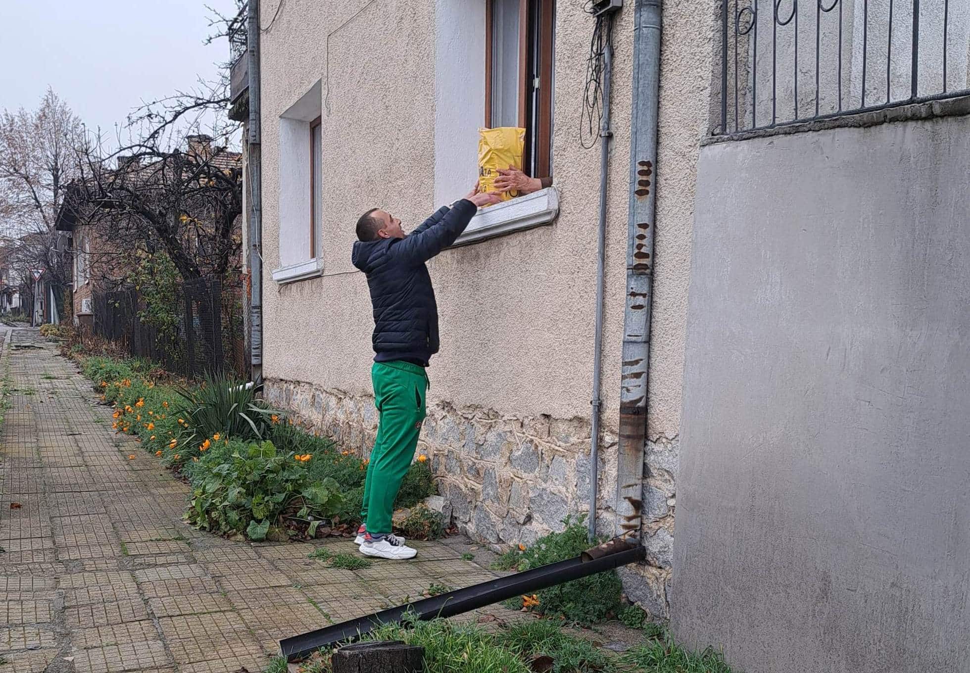 Доброволци организират кампания Бъди човек за хората в нужда в