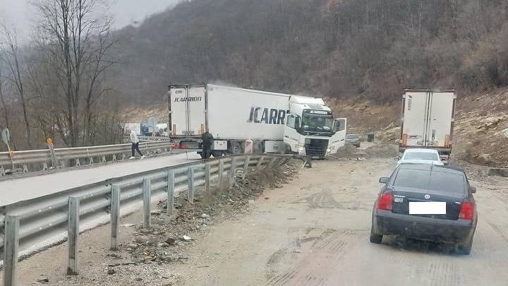 Тежкотоварен автомобил е катастрофирал в района на Ребърково, съобщиха от