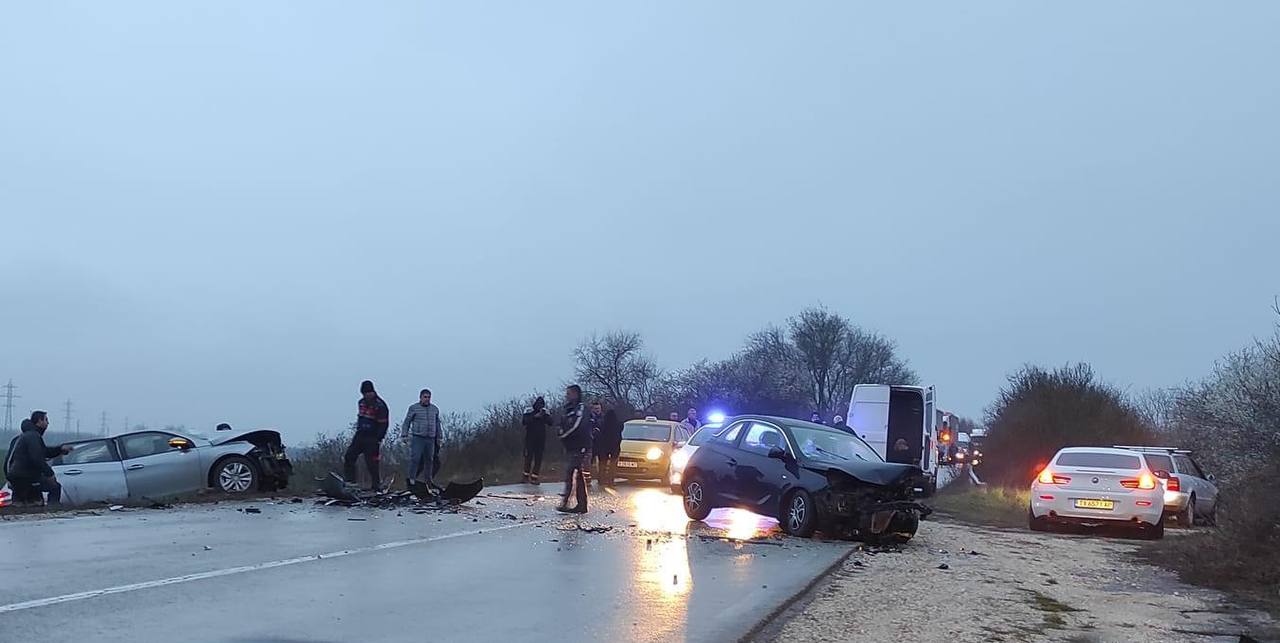 Четирима са пострадали при тежка катастрофа на пътя между Добрич