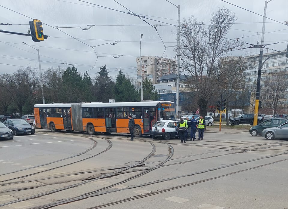 Пътнотранспортно произшествие е станало между автобус на градския транспорт и
