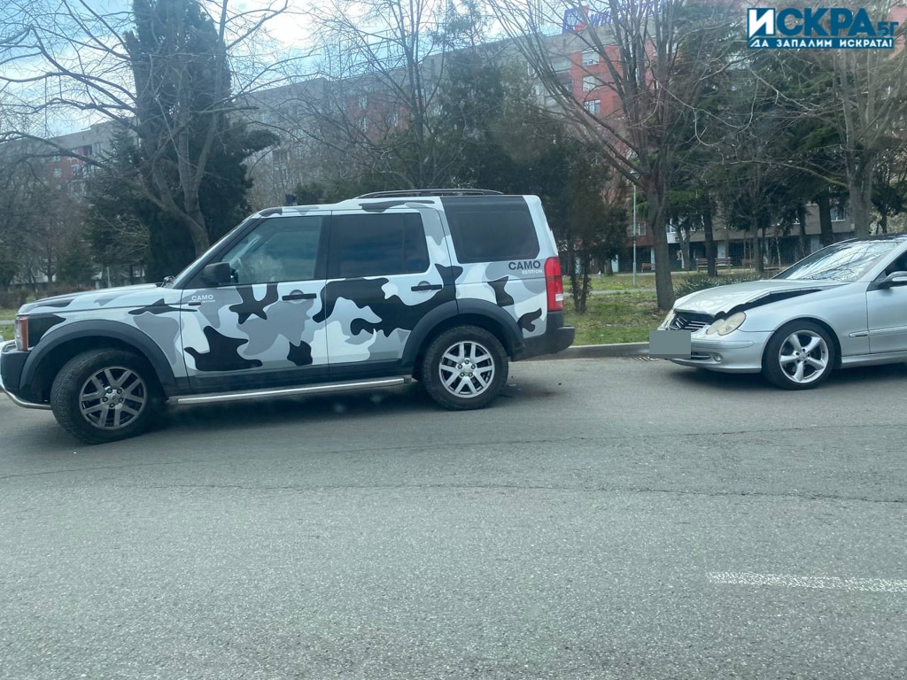 Верижна катастрофа е станала преди броени минути на кръговото кръстовище