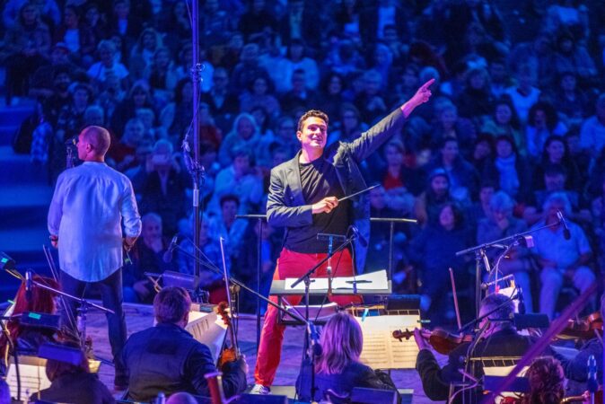 Той е известен успешен талантлив трудолюбив и обичан от публиката