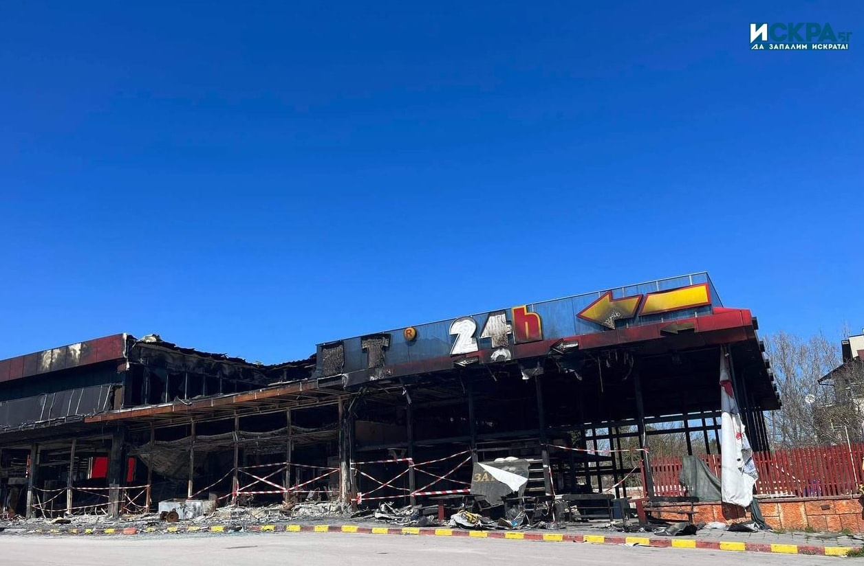 Читатели на Искра бг изпратиха снимка от изгорелия магазин в центъра