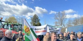 Министър Гечев по време на протеста
