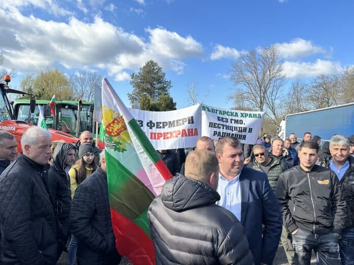 Министър Гечев по време на протеста