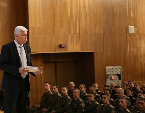 Министърът на отбраната пред курсантите