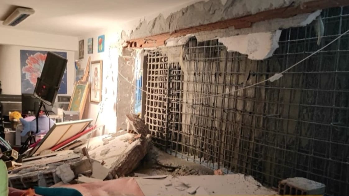 Стена на офис разположен на партерен етаж се е срутила