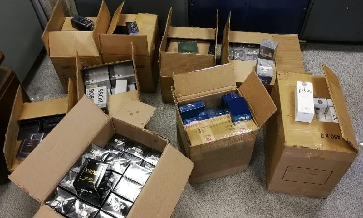 1803 парфюма са били открити от служители на ТД Митница