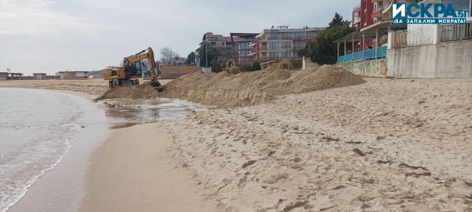 Багер копае на плажа