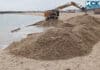 Багер копае на плажа