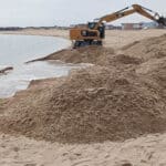 Багер копае на плажа