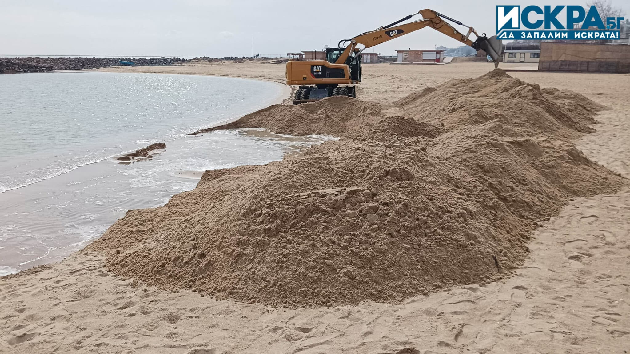 Багер копае и вдига диги на плаж Аурелия“, разположен между