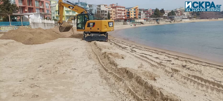 Багер копае на плажа