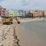 Багер копае на плажа