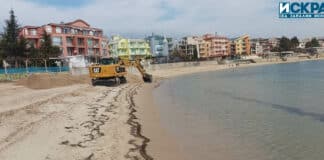 Багер копае на плажа