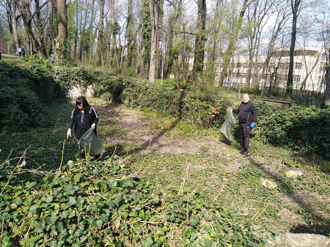 Днес служители на плевенската екоинспекция почистиха Скобелевия парк“. Акцията е