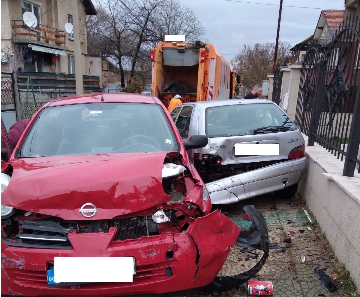 Камион с който се извозват отпадъци е блъснал пет автомобила