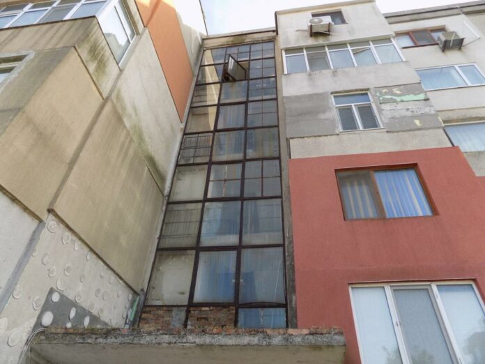 Многофамилна сграда