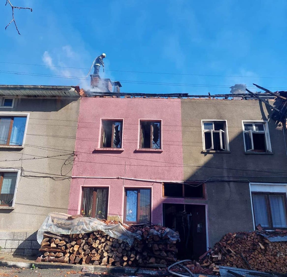 Пожар е избухнал в центъра на троянското село Черни Осъм