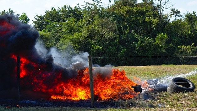 Гъст дим се изви над Бургас в резултат на пожар