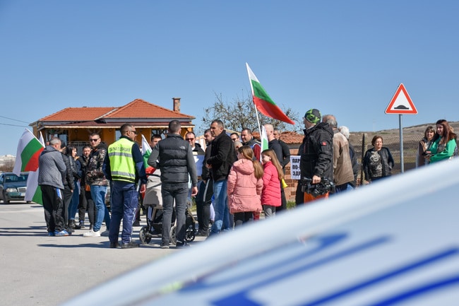 Жители на пловдивското село Шишманци излязоха на протест заради намерението