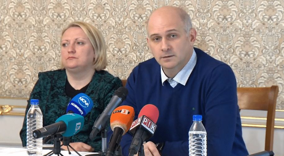 На фасадата на Народния театър пише Иван Вазов не Александър