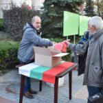 Раздаване на български знамена