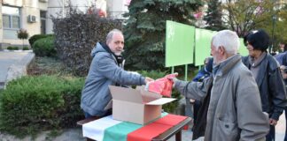 Раздаване на български знамена