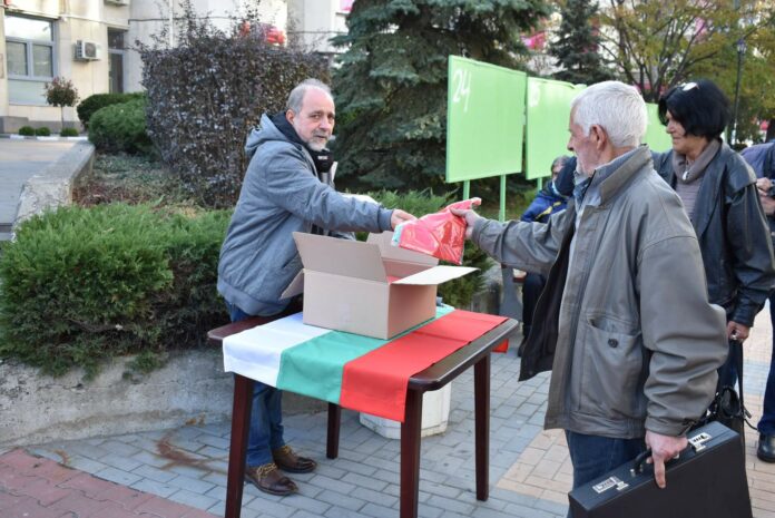 Раздаване на български знамена