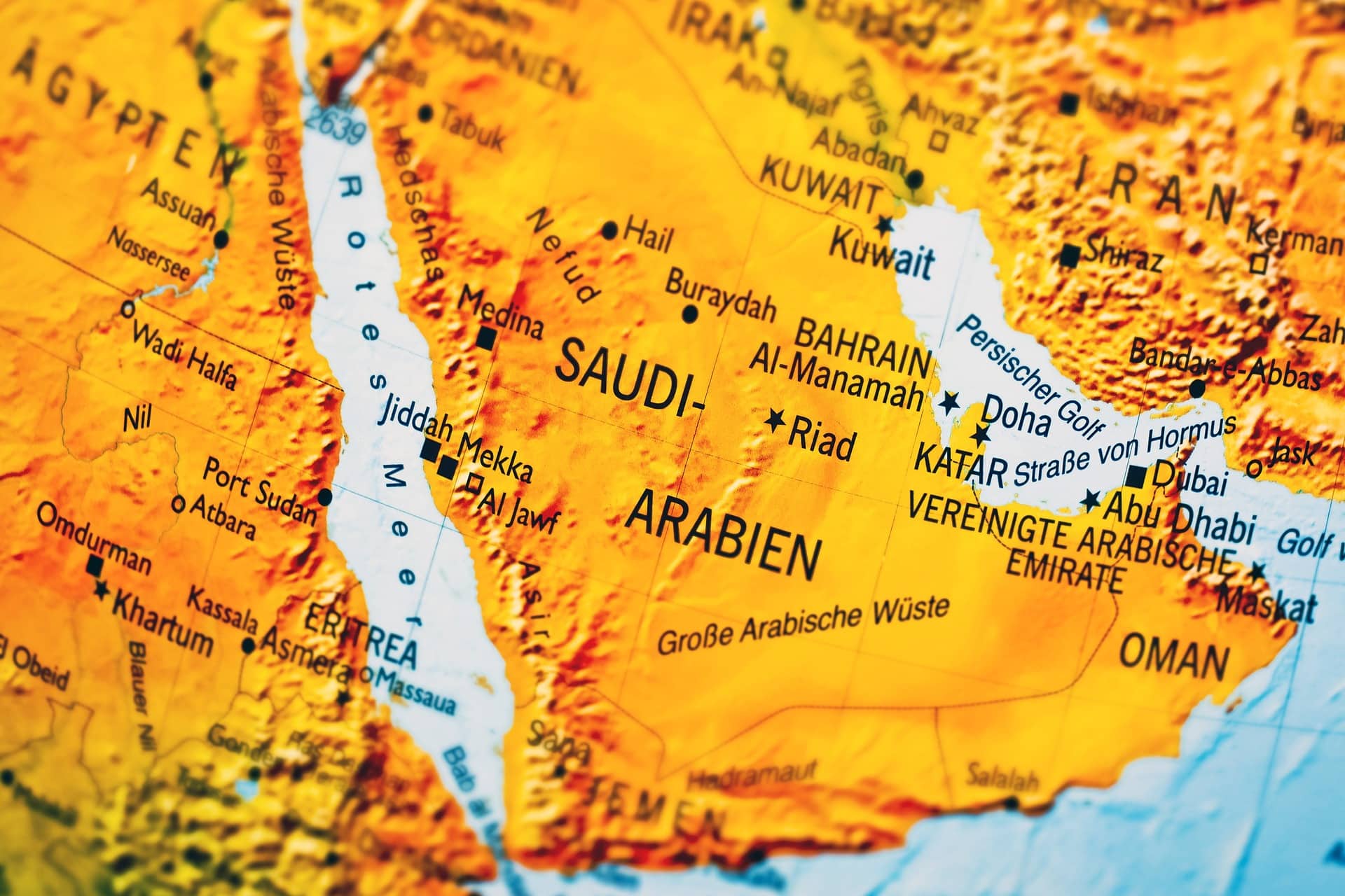 За броени дни Саудитска Арабия изпълни водещи споразумения с двете