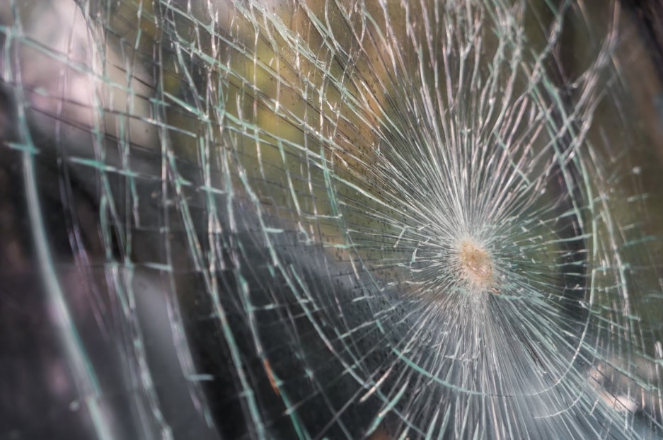 Три автомобила са повредени от неизвестни към момента лица в