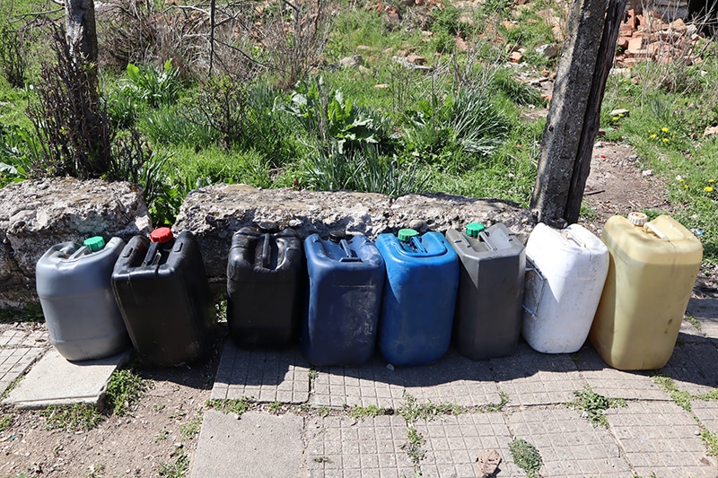 Четирима жители на Медовница са източвали гориво от товарни автомобили