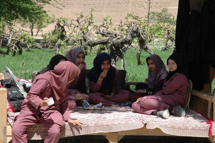 Ученички в Иран