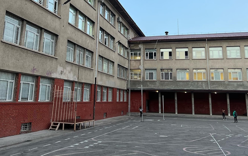 Родители на седмокласници от столичното 12 СУ Цар Иван Асен