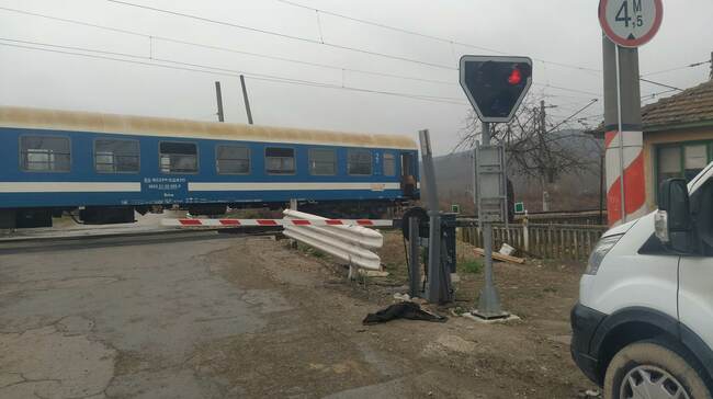 Разследване ще установи дали инцидентът с бързия влак София Варна край