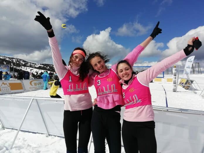 Снежен волейбол