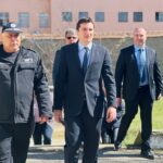 Министър Крум Зарков на посещение в затвора в Ловеч