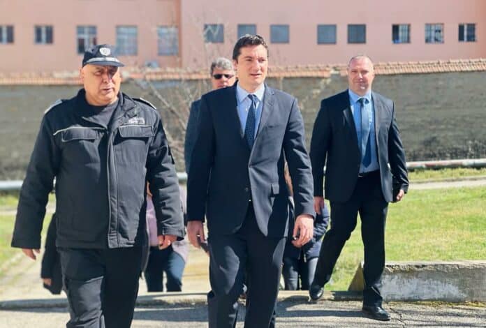 Министър Крум Зарков на посещение в затвора в Ловеч