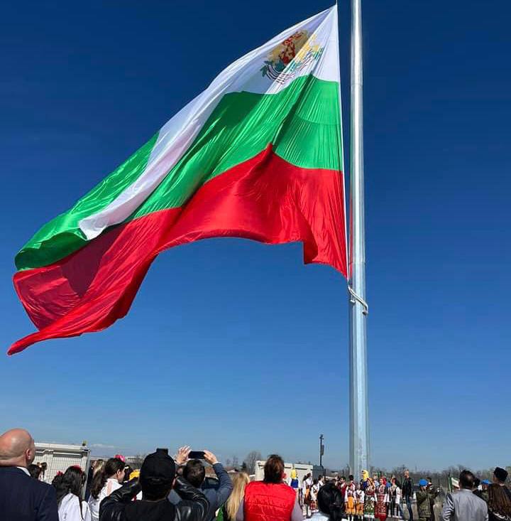 Българско знаме Снимка Кметство Кадиево Facebook
Българи от Чикаго издигнаха родния