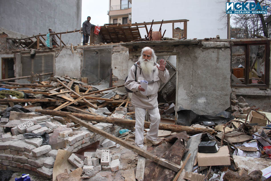 Работници разрушават родния дом на бургаския художник и йога гуру