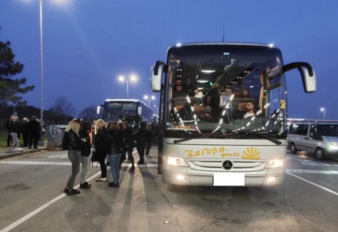 Автобуси, екскурзия, пътници