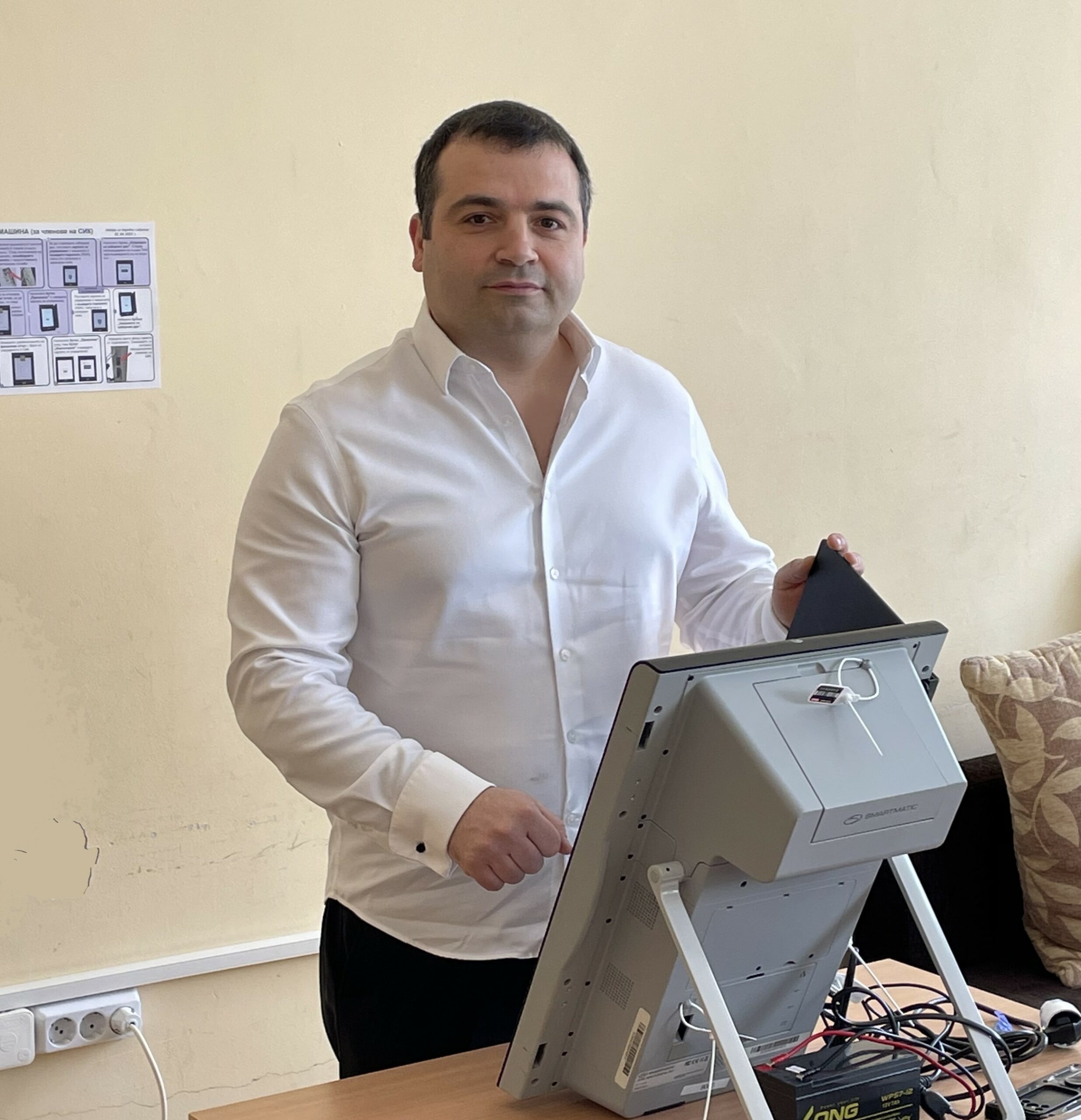 Водачът на листата на Продължаваме Промяната–Демократична България Константин Бачийски гласува