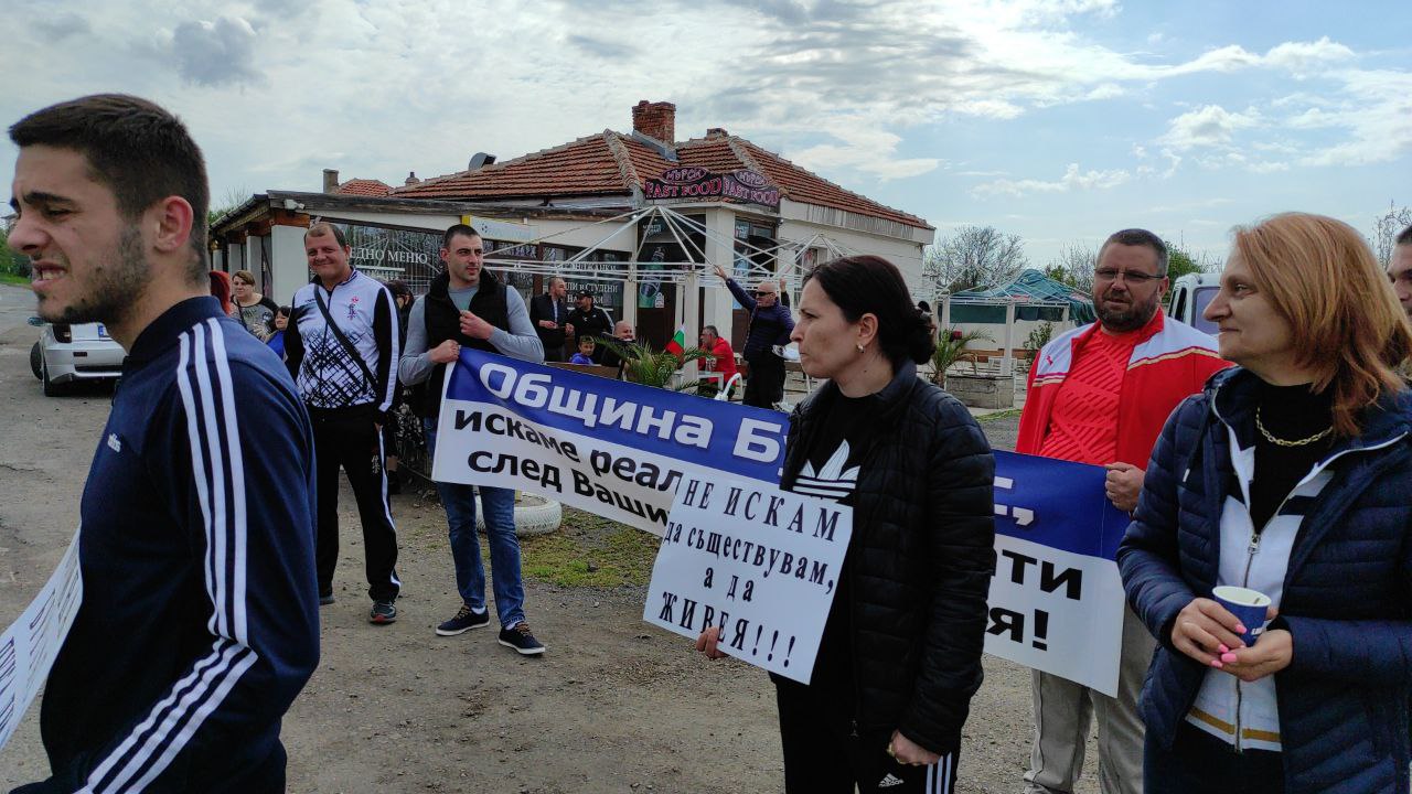 Протест в Българово. Снимка: Т.С.
Жители на Българово блокираха за час